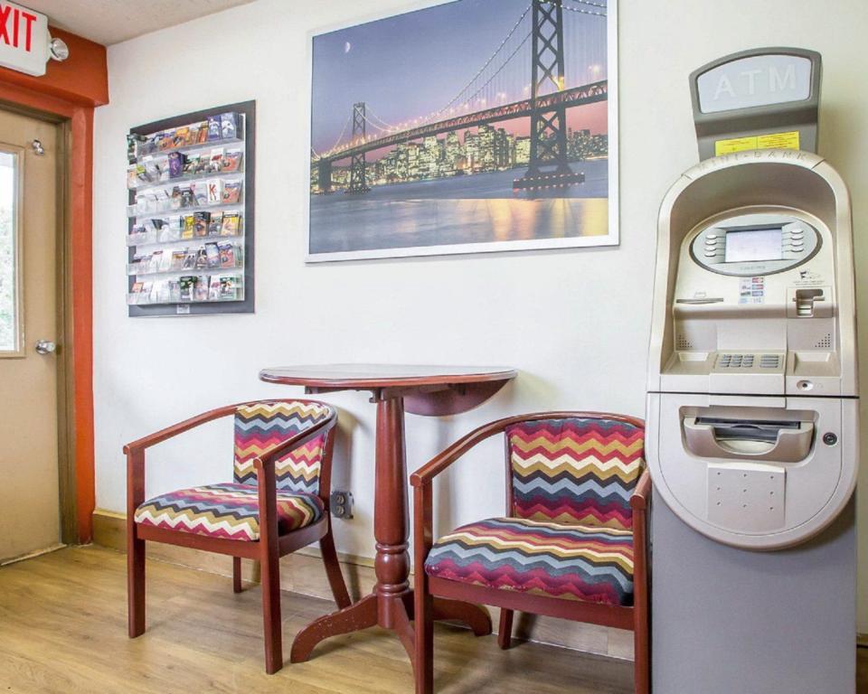Econo Lodge Fort Lee Buitenkant foto