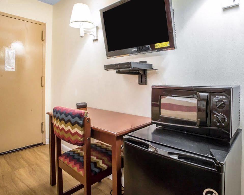 Econo Lodge Fort Lee Buitenkant foto